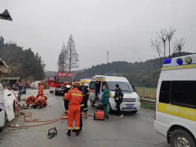 四川车祸最新消息，事故现场惨烈